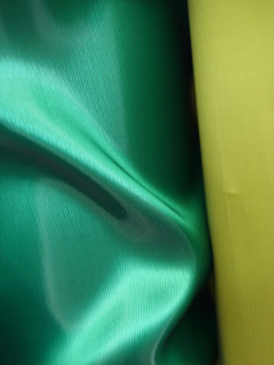 قماش ساتان عالي اللمعان - مادة قوية لطيفة على البشرة