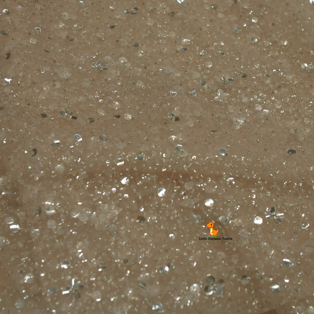 تتميز بشبكة ذهبية غير منتظمة وفريدة من نوعها تُستخدم في الحرف اليدوية وفساتين الزفاف المصممة وفساتين السهرة وأغطية الرأس والعرائس