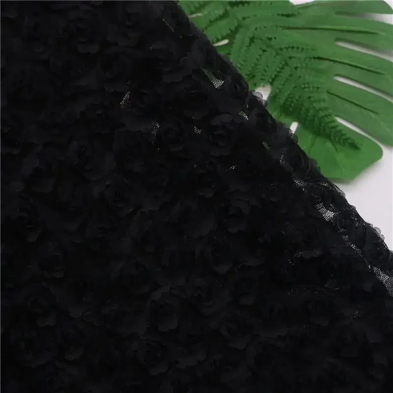 فستان زفاف كلاسيكي مطبوع عليه وردة ثلاثية الأبعاد مع لوحة قماش مطرزة وقماش شبكي مزين بالزهور