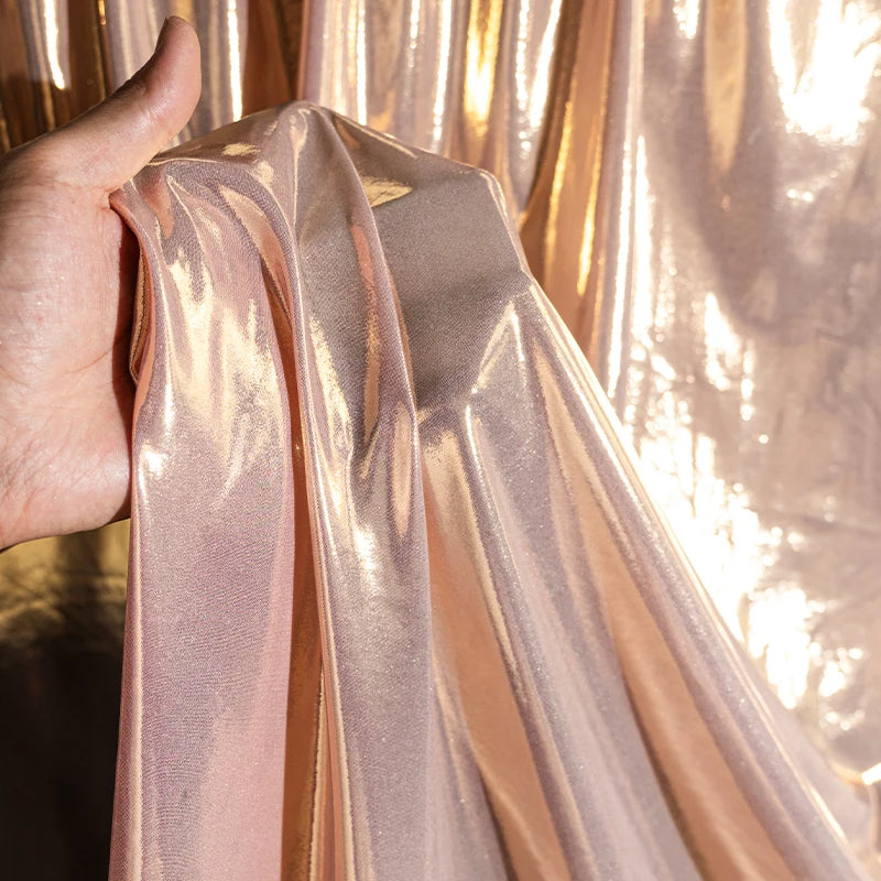 قماش معدني سائل مع نسيج لامع لامع مرن محبوك فضي عاكس تنورة حمالة فستان مصمم من القماش