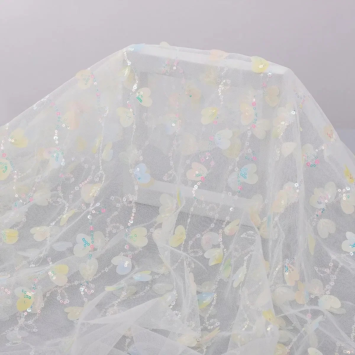 Tela de malla bordada colorida en forma de corazón 3D con lentejuelas a rayas para confección de vestidos y vestuario de espectáculos.