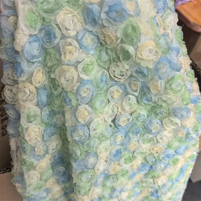 فستان زفاف كلاسيكي مطبوع عليه وردة ثلاثية الأبعاد مع لوحة قماش مطرزة وقماش شبكي مزين بالزهور