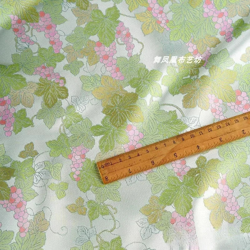 Tejido jacquard de brocado tejido con estampado de uva brillante verde claro, cosido para chaqueta cheongsam, chaleco, tejido de seda de diseñador