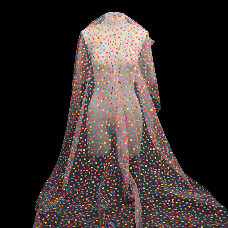 قماش شبكي منقط ملون مناسب لفساتين البولكا دوت وديكورات المشاهد وتغليف الزهور وأزياء الأداء