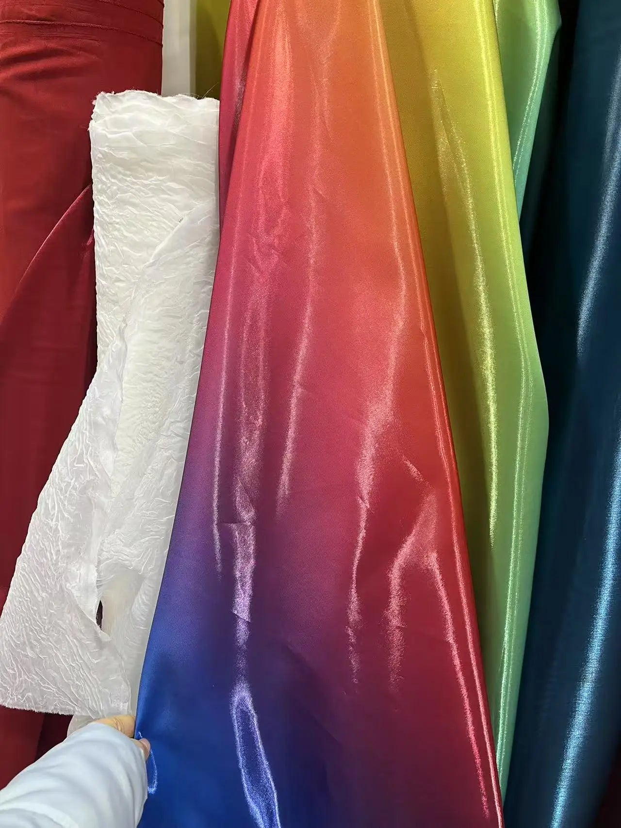 قماش ساتان مائي سائل، حرير كريستالي سميك، ساتان طبيعي عاكس، فستان زفاف، خلفية زخرفية، ملابس مصممة 