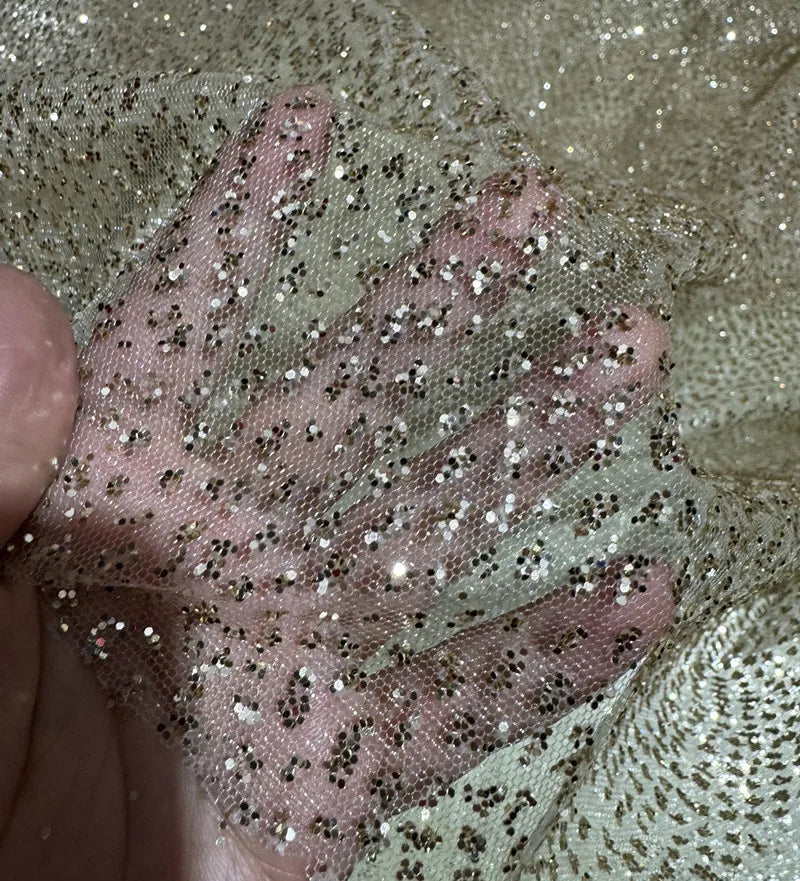 فستان زفاف من قماش حرير شبكي من قماش مصمم من الذهب والفضة والترتر باللون الأبيض