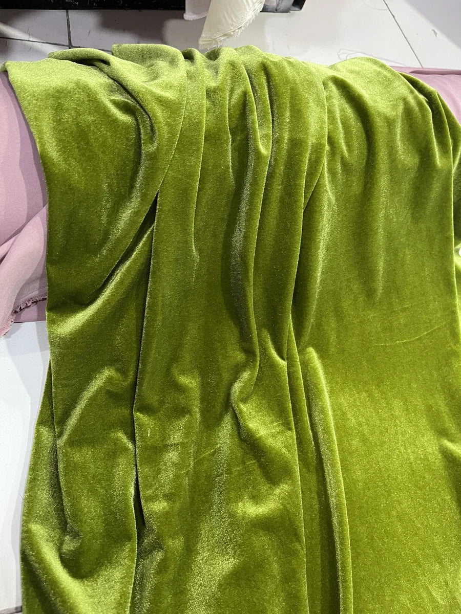 قماش مخملي وردي فاتح داكن بلمسة نهائية ناعمة لامعة، فستان زفاف أنيق، تنجيد فاخر، مادة خياطة حرفية، ملابس