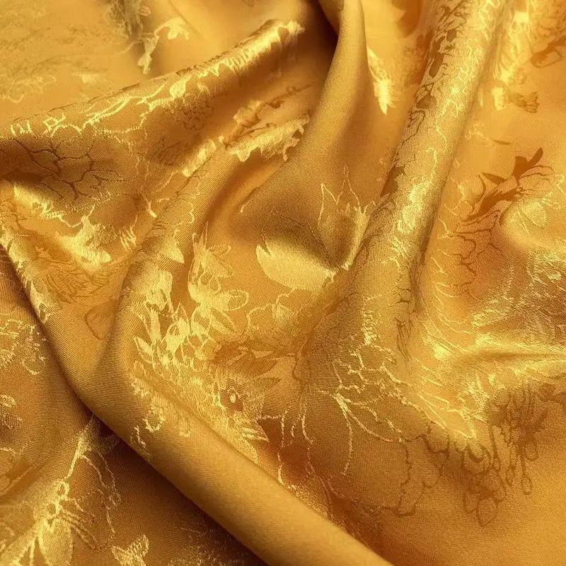 La tela de satén jacquard con flores de vid es suave y adecuada para vestidos de novia, vestidos formales y telas de ropa hechas a mano.