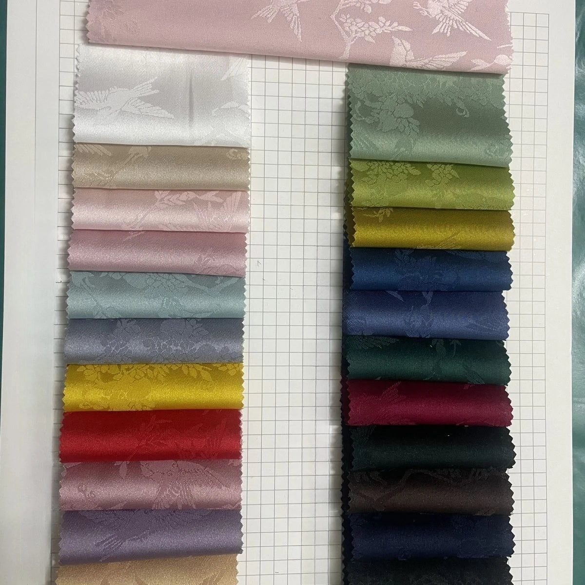 La nueva tela jacquard con estampado floral suave y brillante se puede usar para vestidos de novia, vestidos formales y ropa de bricolaje hecha a mano.