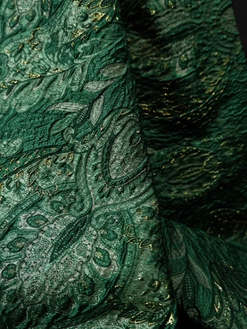 Tela jacquard con textura tridimensional de seda brillante estilo palacio, ideal para coser ropa, fundas de almohada y textiles para el hogar.