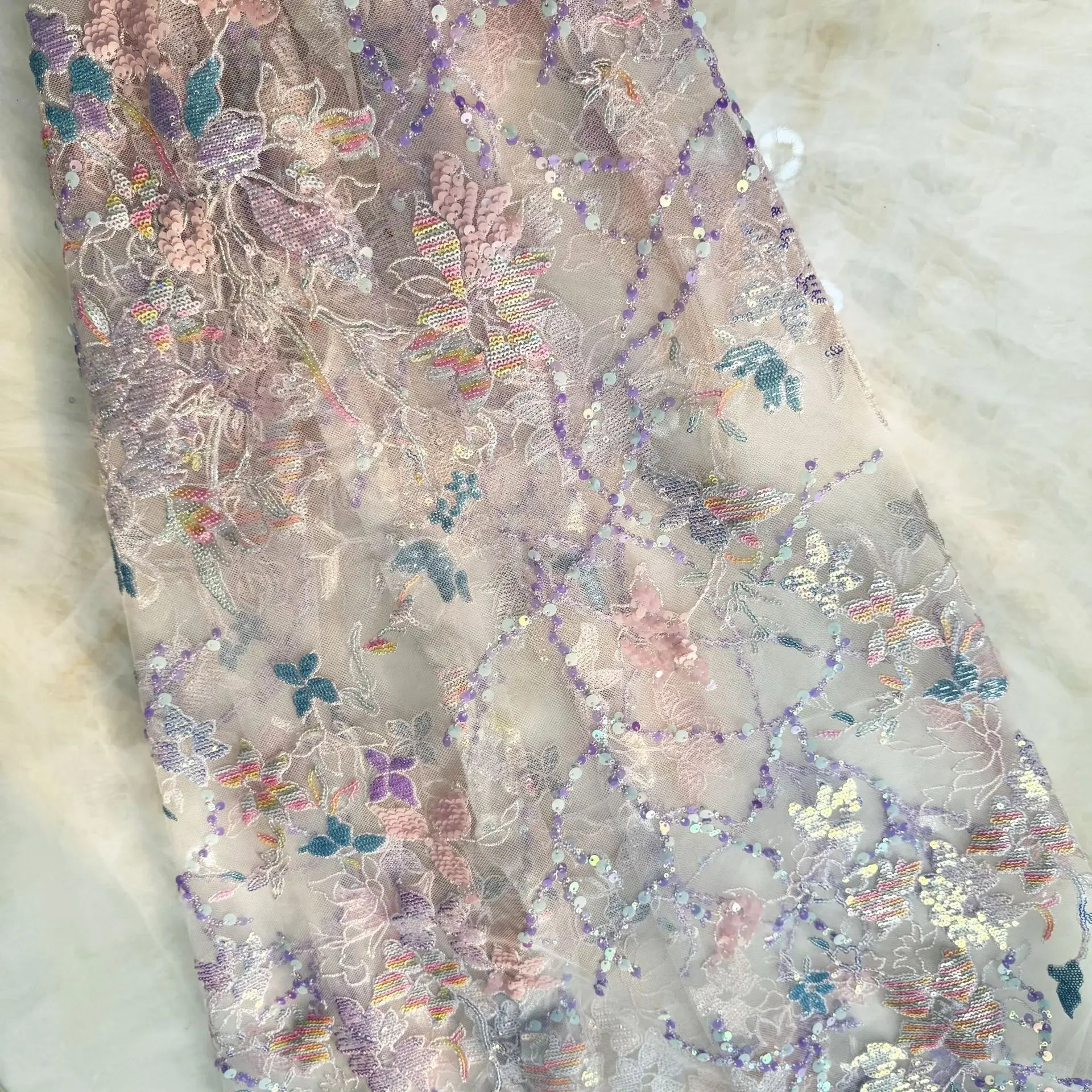 Tela de bordado de cuentas ultra densa y brillante, con un brillo intenso y un fuerte impacto visual, para vestido de alta gama con tela de encaje de malla de 1 yarda.