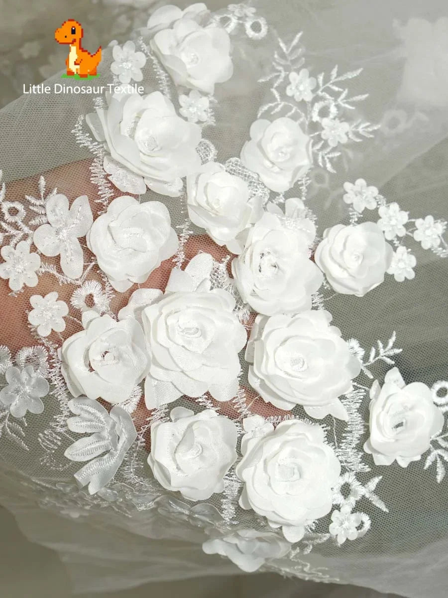 قماش شبكي مطرز بالخرز والترتر الفضي اللامع مع تطريز معقد لحجاب العروس وفساتين السهرة - مورد منسوجات للمناسبات الراقية