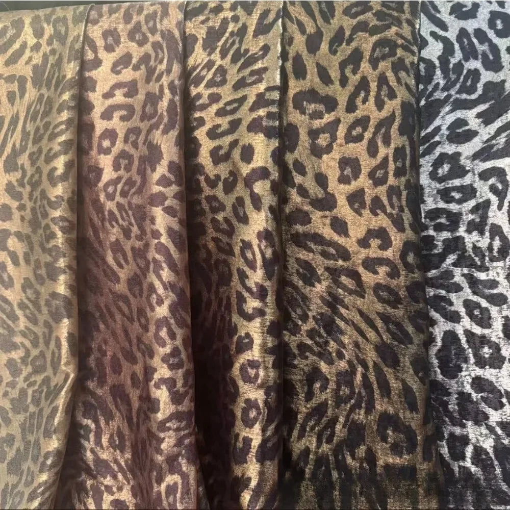 فستان لامع من جلد الفهد باللونين الذهبي والفضي، ملابس أداء أنيقة، أقمشة مصممة، أقمشة لمشهد الزفاف