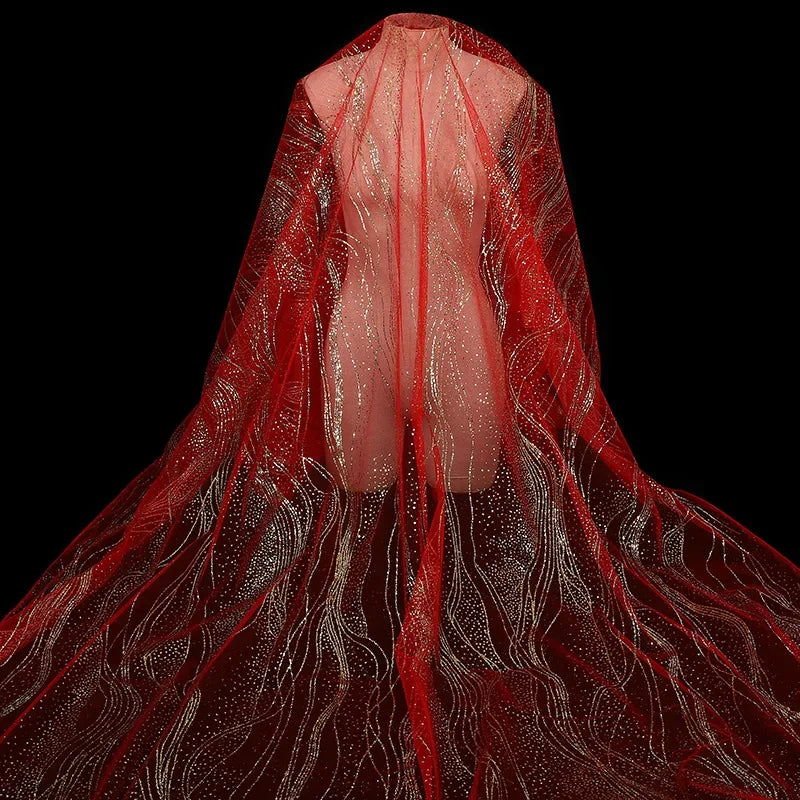 فساتين زفاف بأجنحة مشرقة مزينة بأقمشة حريرية بألوان زاهية وشبكات زينة الزفاف وأقمشة شبكية تشبه الشبكة