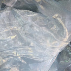 يتم استخدام قماش الأورجانزا ذو الخيط الرفيع ذو اللوحة الكاملة باللون الأزرق والذهبي الشفاف مثل حورية البحر في صناعة الأزياء الحفلية المصنوعة يدويًا