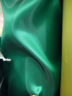 قماش ساتان عالي اللمعان - مادة قوية لطيفة على البشرة