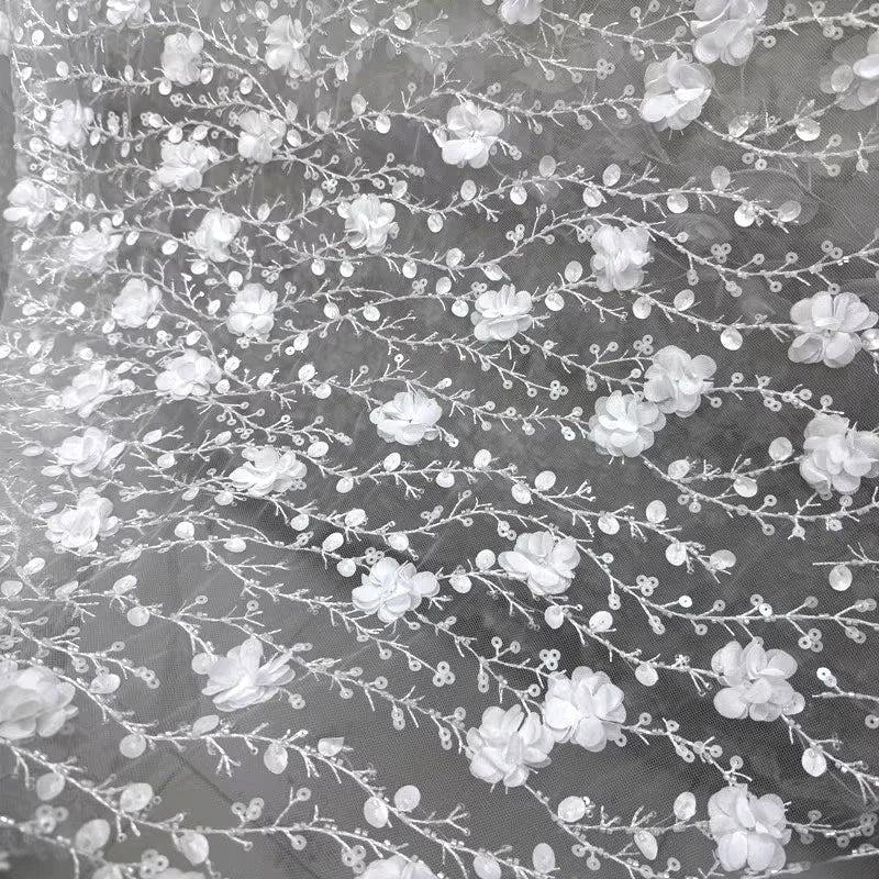 قماش شبكي أنيق باللون الأبيض بتصميم زهور ثلاثية الأبعاد يتميز بالترتر المزين بالخرز والتطريز لفساتين الزفاف الراقية والملابس الرسمية