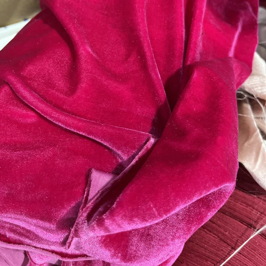 قماش مخملي وردي فاتح داكن بلمسة نهائية ناعمة لامعة، فستان زفاف أنيق، تنجيد فاخر، مادة خياطة حرفية، ملابس