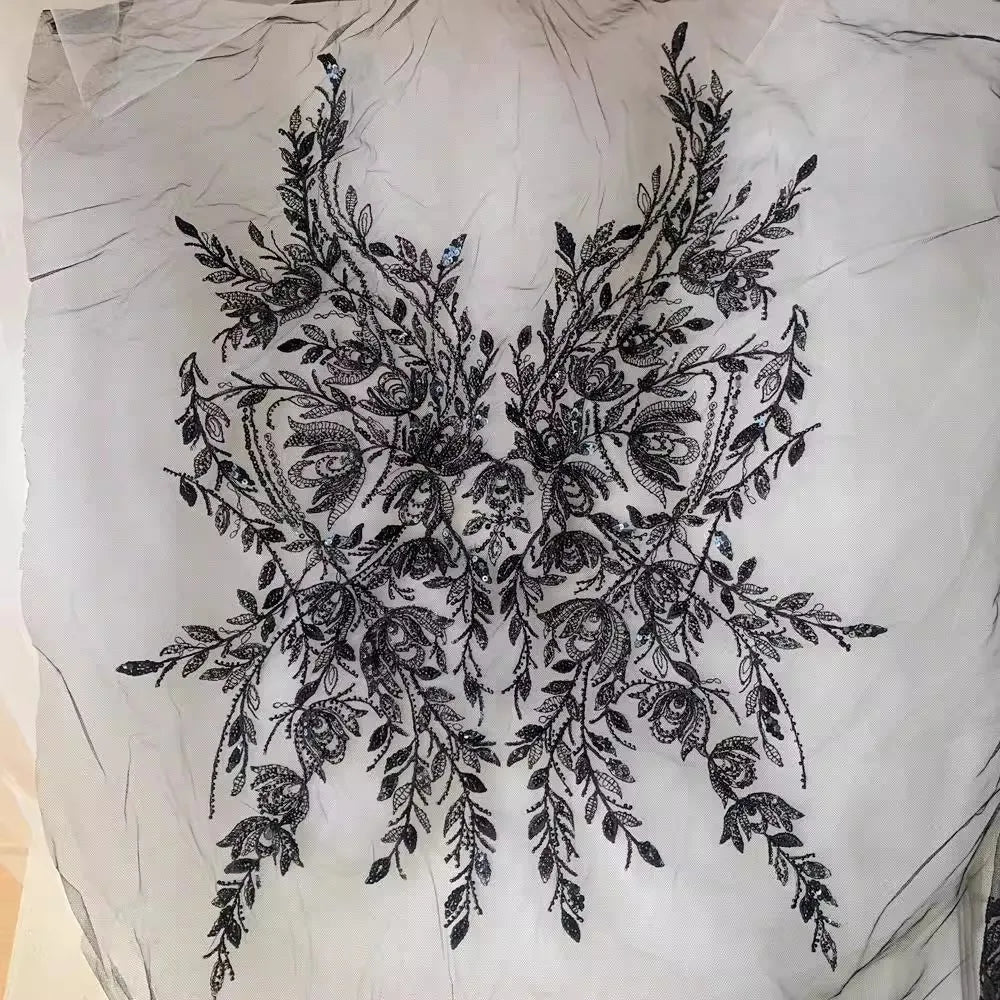 قطعة تطريز على شكل زهرة كبيرة من الدانتيل وخرز الأظافر باللونين الأبيض والأسود لتزيين صدر فستان الزفاف