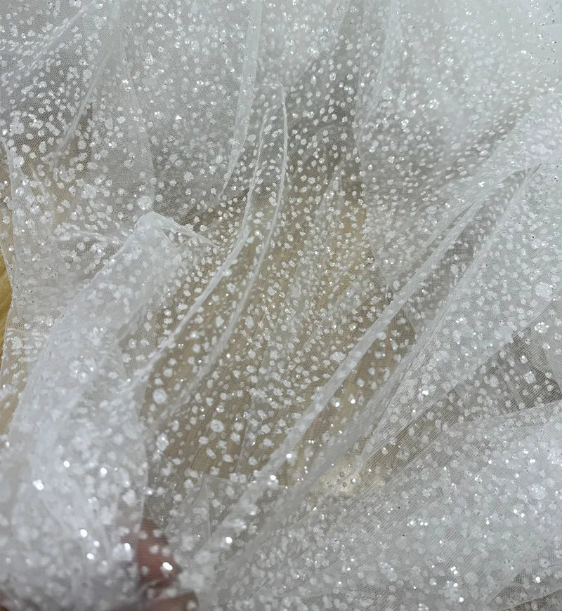 فستان زفاف من قماش حرير شبكي من قماش مصمم من الذهب والفضة والترتر باللون الأبيض