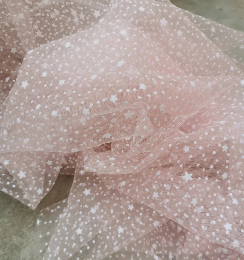 Polvo de carne blanca desplumada con estrellas por todo el cielo, pentagramas, lunares, malla suave, vestido de novia, pañuelo para la cabeza, tela de moda diy