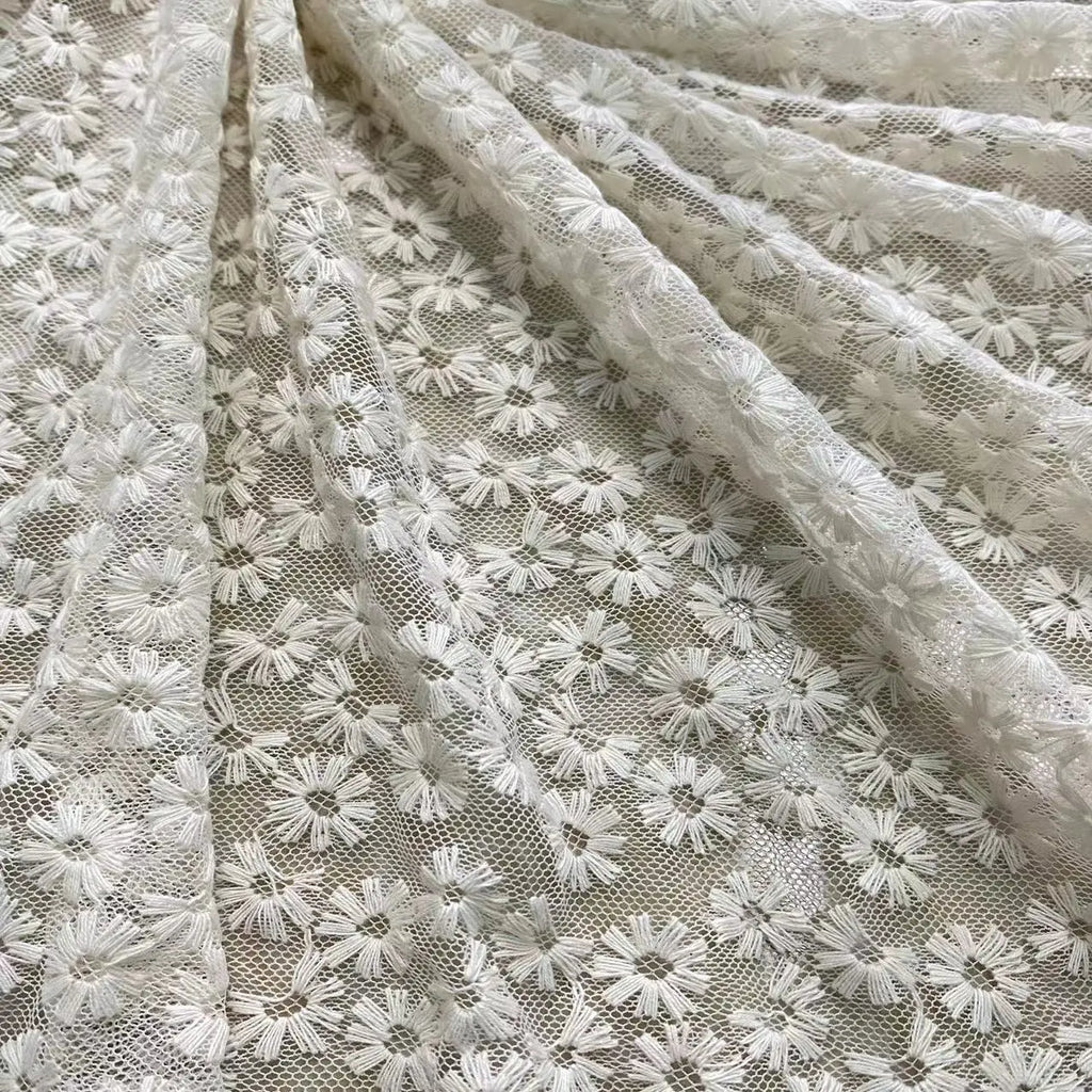 Tejido de malla de hilo de algodón soluble en agua, bordado con encaje y pequeños crisantemos florales, para prendas de vestir, parte superior e inferior.