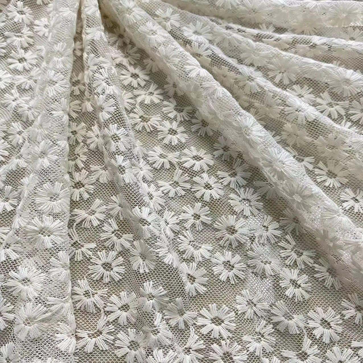 Tejido de malla de hilo de algodón soluble en agua, bordado con encaje y pequeños crisantemos florales, para prendas de vestir, parte superior e inferior.