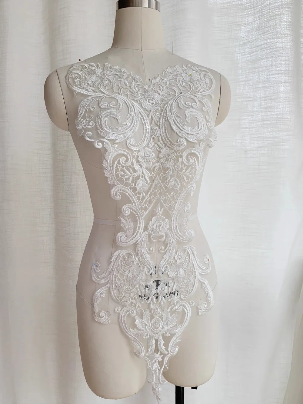 Accesorio de costura de encaje para boda con cuello de corazón de melocotón bordado con lentejuelas de patrón blanco de 71 x 30 cm