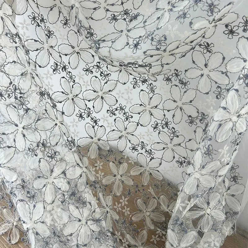 Tela de encaje de gasa de red con lentejuelas bordadas tridimensionales adecuada para vestidos de novia, vestidos formales y diseños de moda.