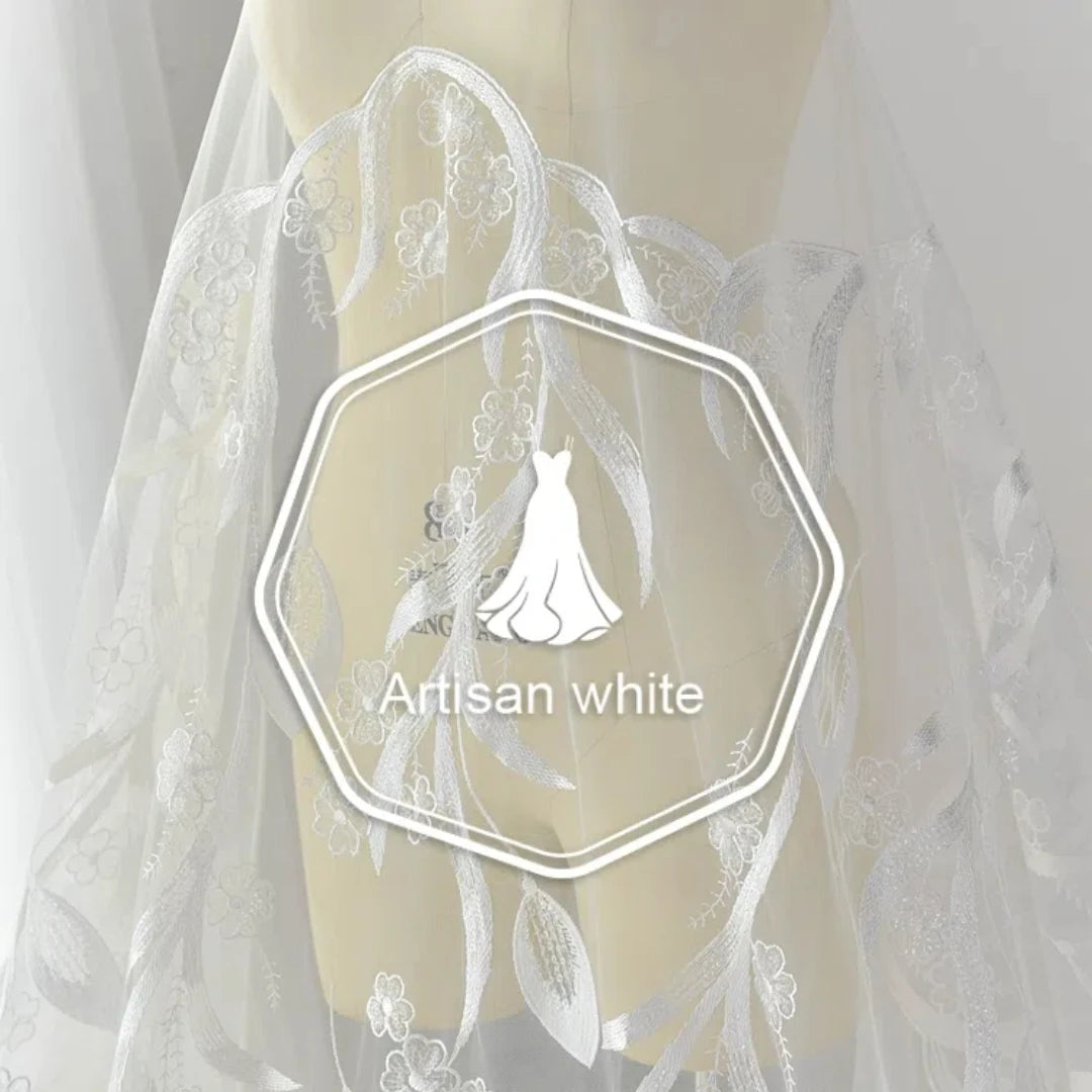 Tela de encaje bordada con plumas de pavo real, pestañas y lentejuelas, decoración de alta gama para vestidos de novia, tela de malla blanca lisa.