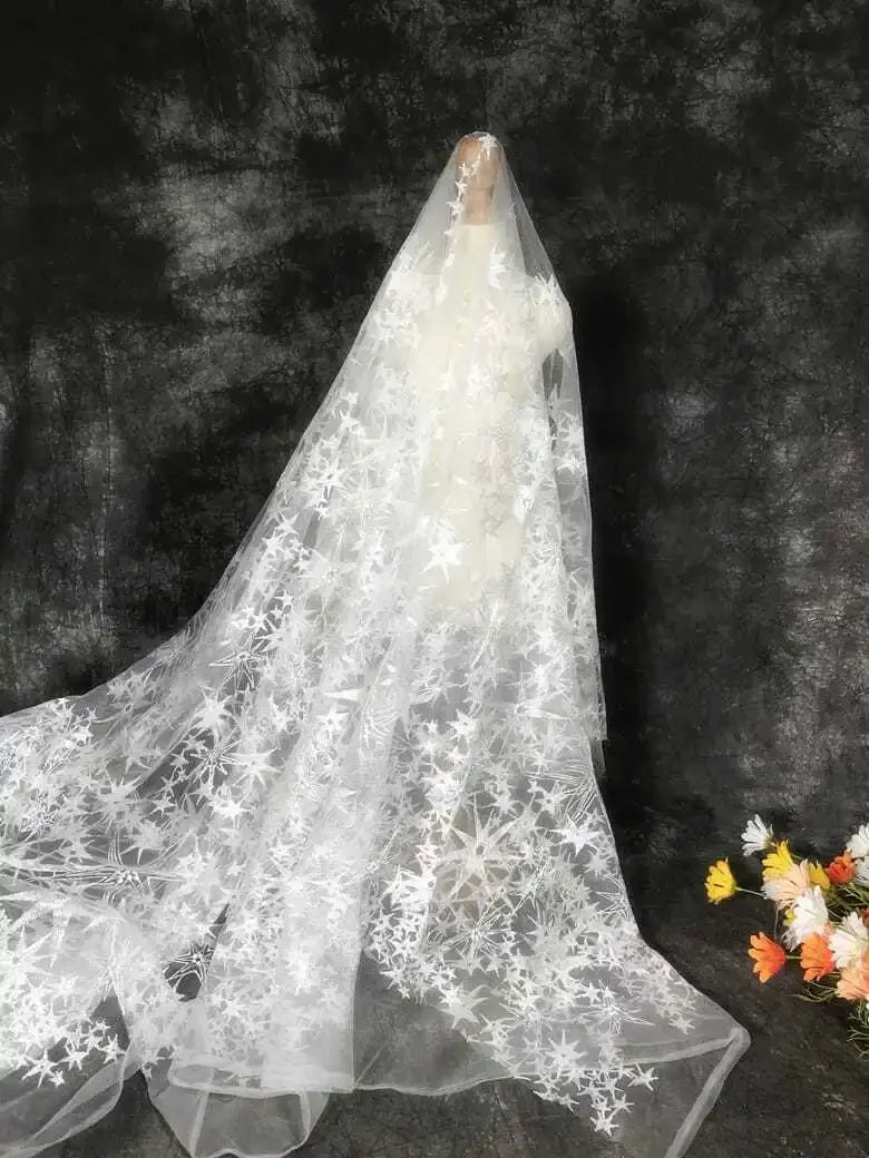 قماش شبكي من الدانتيل المطرز بنجوم خماسية بيضاء متينة لفساتين الزفاف والأزياء ومواد الخياطة اليدوية