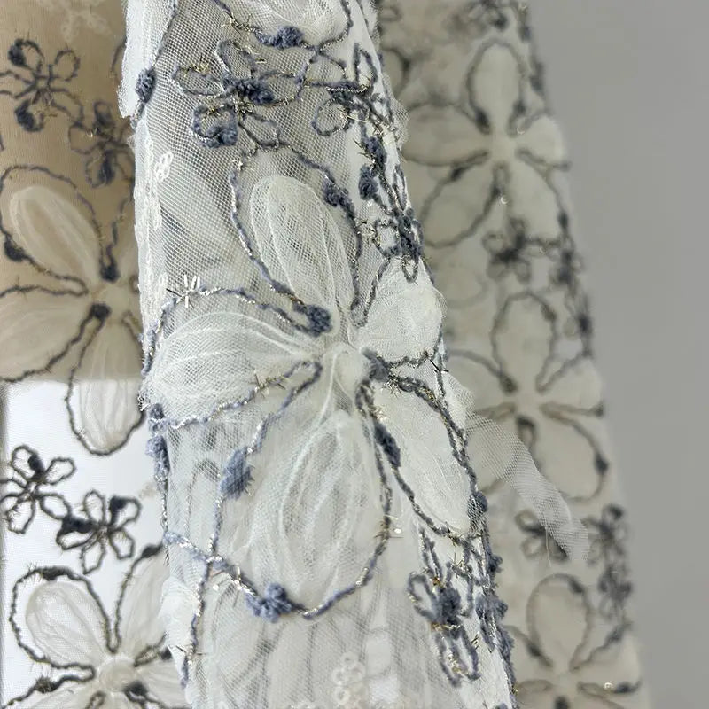 Tela de encaje de gasa de red con lentejuelas bordadas tridimensionales adecuada para vestidos de novia, vestidos formales y diseños de moda.