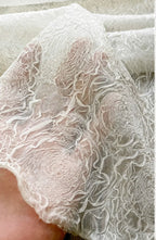 Tela de malla de encaje de gasa crepé con relieve de rosas blancas en 3D para vestido de novia, vestido formal, material de tul de red texturizado transparente.