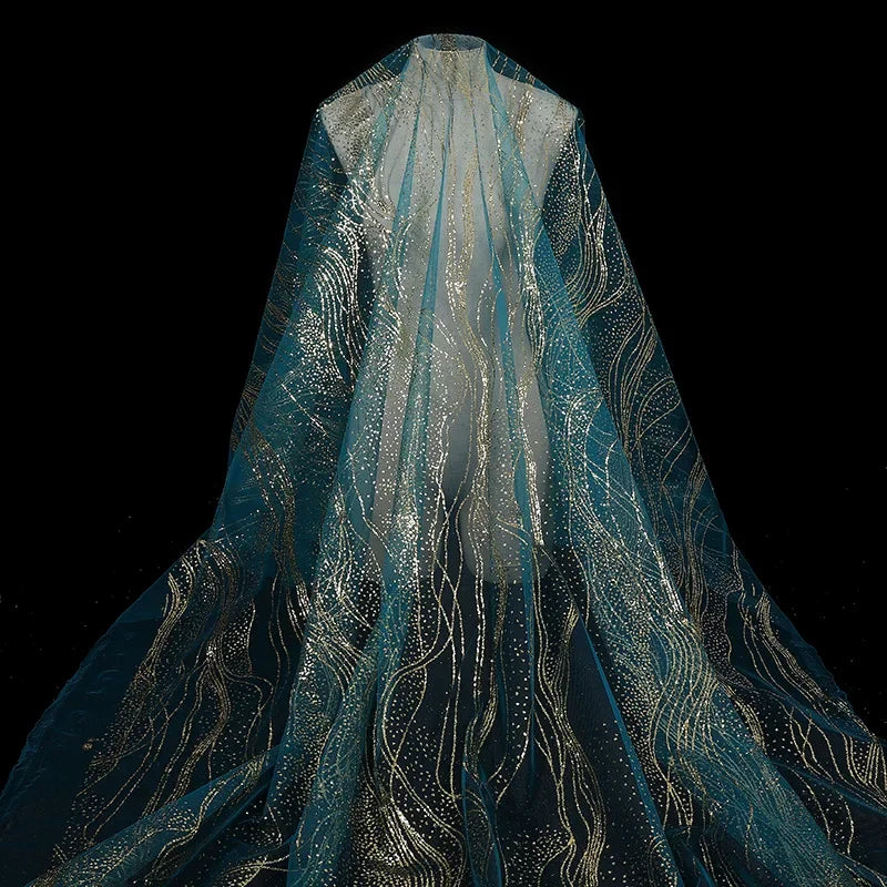 فساتين زفاف بأجنحة مشرقة مزينة بأقمشة حريرية بألوان زاهية وشبكات زينة الزفاف وأقمشة شبكية تشبه الشبكة