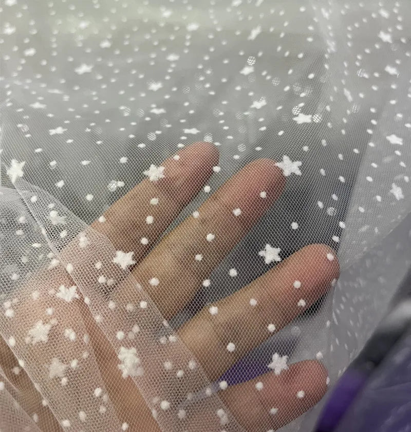 Polvo de carne blanca desplumada con estrellas por todo el cielo, pentagramas, lunares, malla suave, vestido de novia, pañuelo para la cabeza, tela de moda diy
