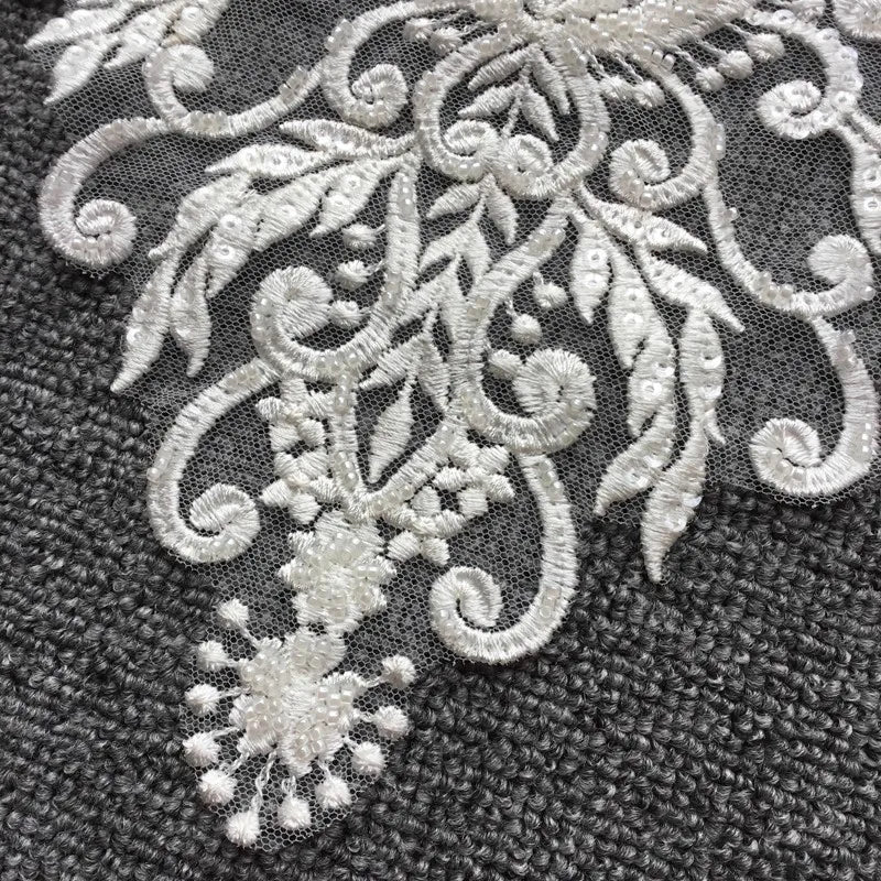 ملصق زهور على شكل طوق من الدانتيل الفاخر وظهر مزين بخرز الأظافر لفساتين الزفاف الراقية المصنوعة من مادة الحرير الصناعي عالية الجودة