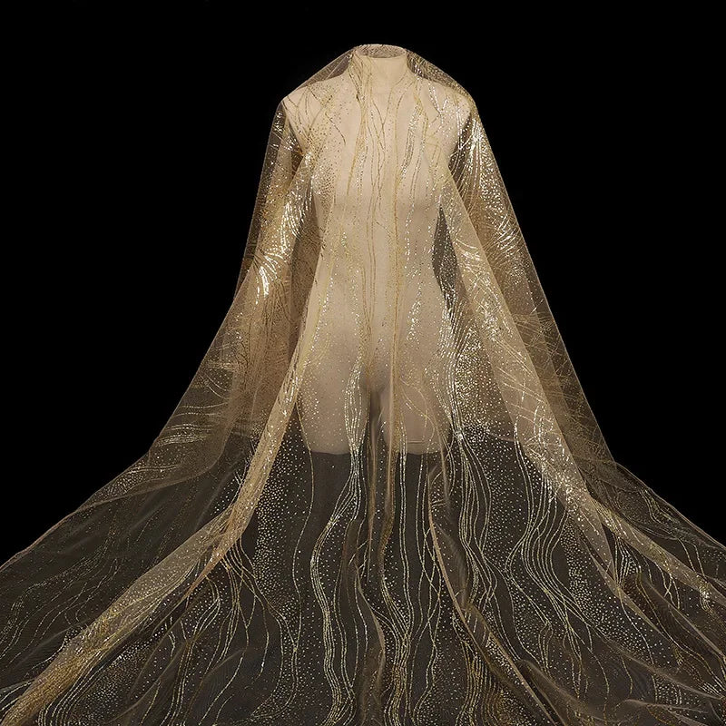 فساتين زفاف بأجنحة مشرقة مزينة بأقمشة حريرية بألوان زاهية وشبكات زينة الزفاف وأقمشة شبكية تشبه الشبكة