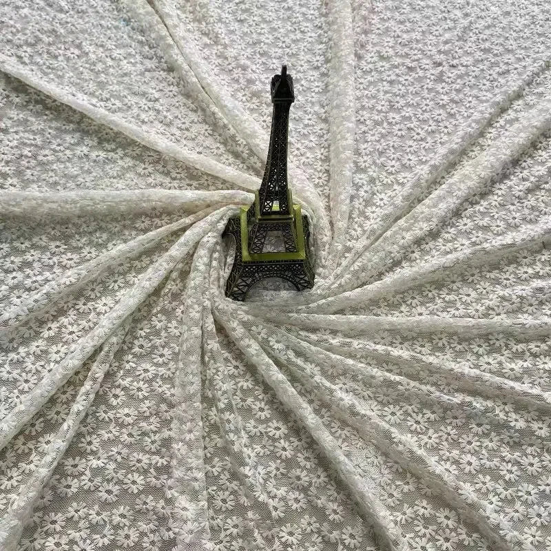 Tejido de malla de hilo de algodón soluble en agua, bordado con encaje y pequeños crisantemos florales, para prendas de vestir, parte superior e inferior.