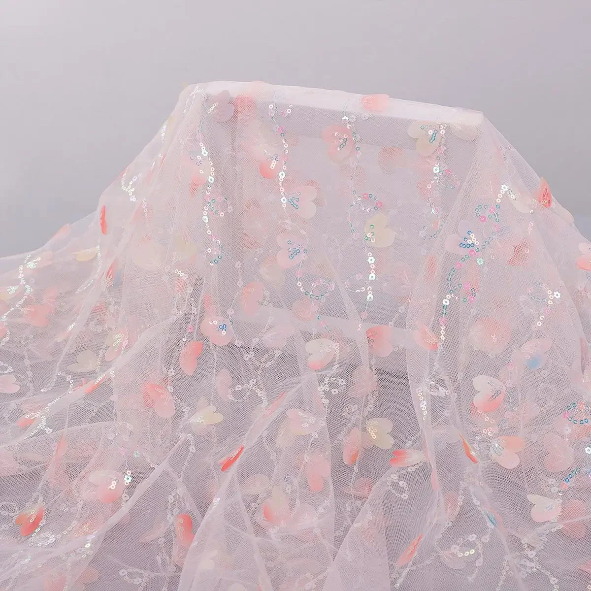 Tela de malla bordada colorida en forma de corazón 3D con lentejuelas a rayas para confección de vestidos y vestuario de espectáculos.