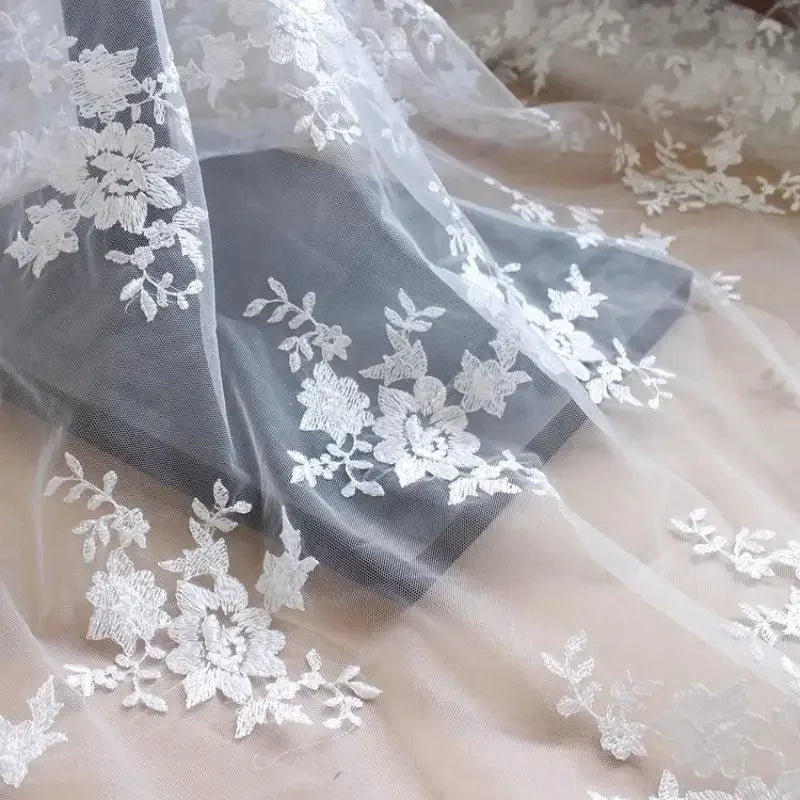 Tela de encaje bordada a mano para vestido de novia (130 cm)