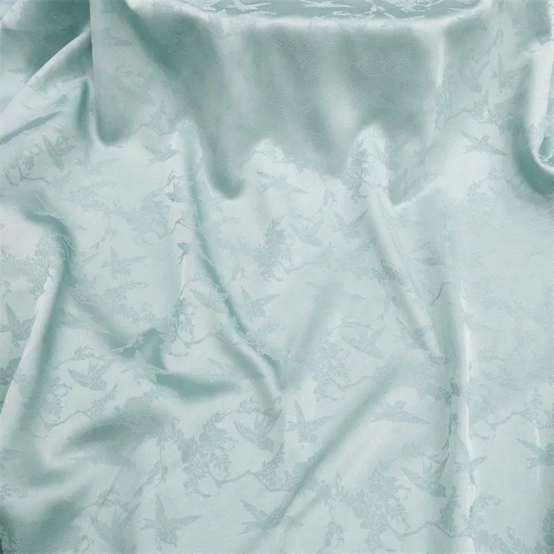 La nueva tela jacquard con estampado floral suave y brillante se puede usar para vestidos de novia, vestidos formales y ropa de bricolaje hecha a mano.