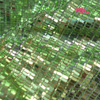 Tela de malla colgante con lentejuelas rectangulares brillantes de color verde y morado para coser vestidos de noche con tirantes y bailes.