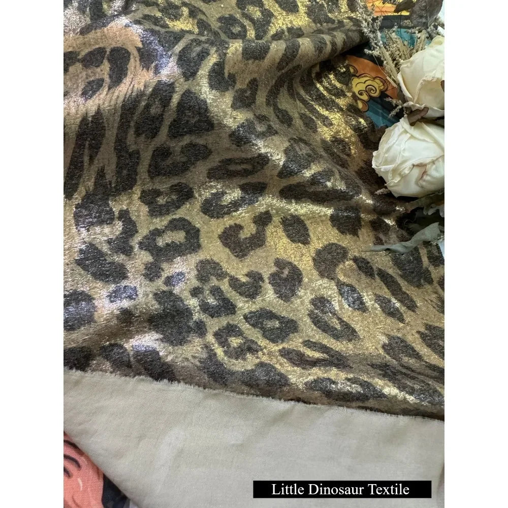 فستان لامع من جلد الفهد باللونين الذهبي والفضي، ملابس أداء أنيقة، أقمشة مصممة، أقمشة لمشهد الزفاف