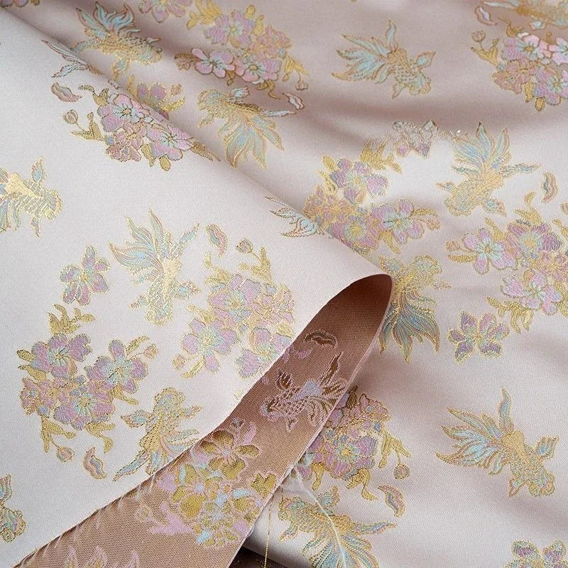 قماش جاكار حريري مطلي بالذهب الوردي الفاتح - نقشة زهرة سمكة ذهبية