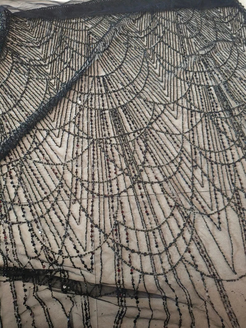 فستان زفاف رائع من اللؤلؤ الأبيض من قماش الدانتيل المجوف من اللؤلؤ المطرز بالخرز والأظافر وتصميم الملابس وإكسسوارات الدانتيل