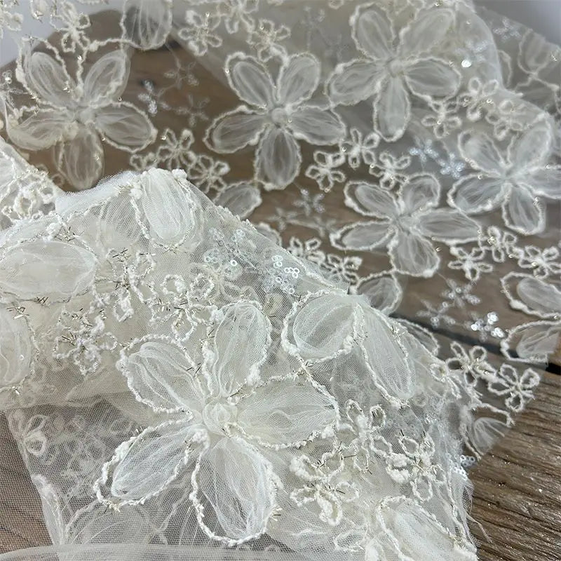 Tela de encaje de gasa de red con lentejuelas bordadas tridimensionales adecuada para vestidos de novia, vestidos formales y diseños de moda.