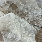 Tela de encaje de gasa de red con lentejuelas bordadas tridimensionales adecuada para vestidos de novia, vestidos formales y diseños de moda.