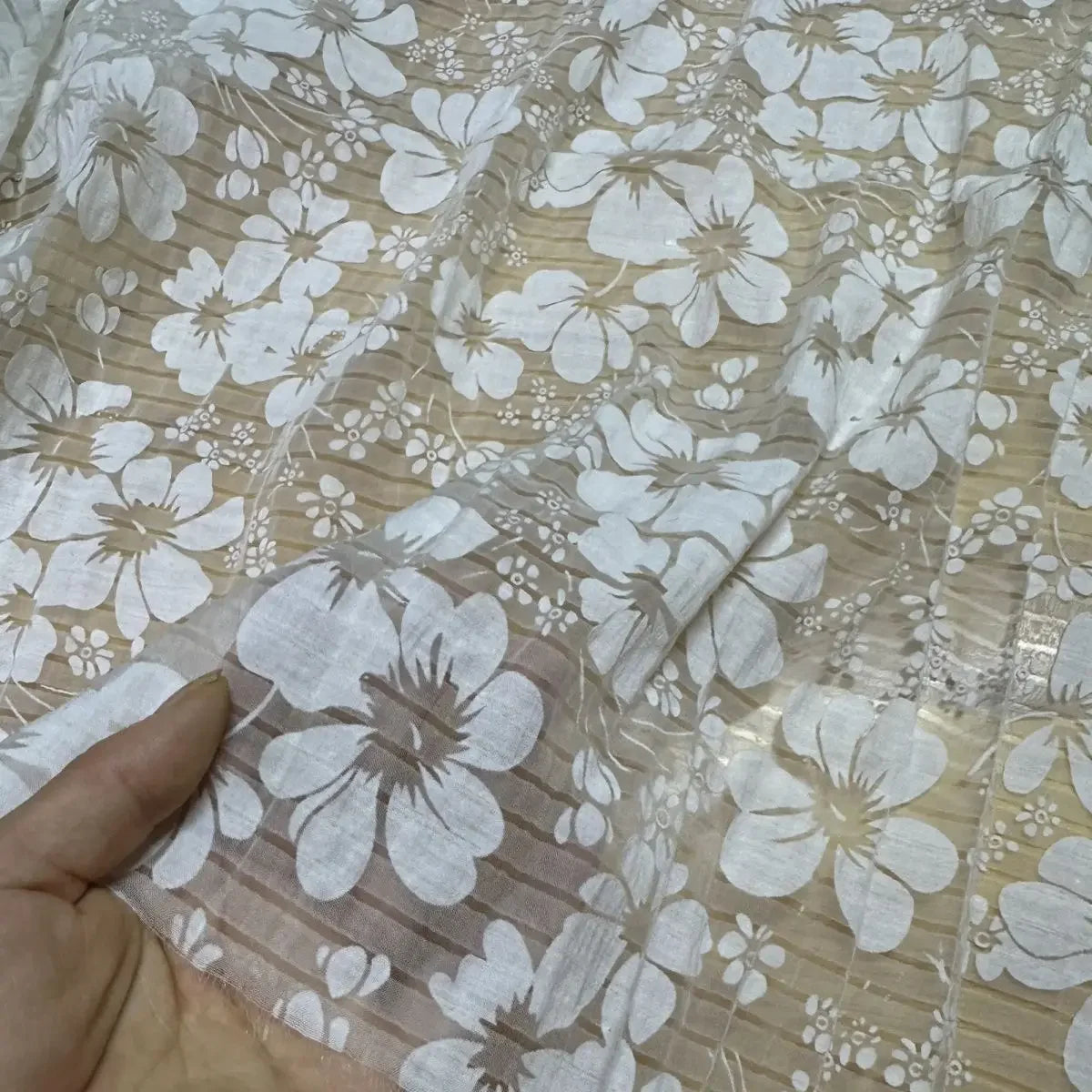 فستان من قماش الأورجانزا الجاكار المزخرف بفقاعات بيضاء - بلوزة مزخرفة بالزهور