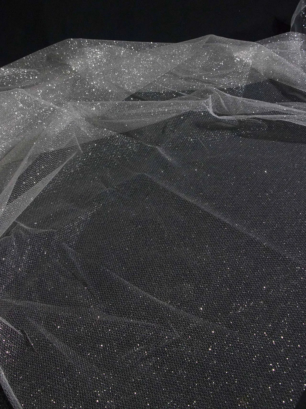 فستان زفاف رسمي مطرز بقماش شبكي أبيض لامع فضي اللون، إكسسوارات مصممة يدويًا