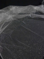 فستان زفاف رسمي مطرز بقماش شبكي أبيض لامع فضي اللون، إكسسوارات مصممة يدويًا